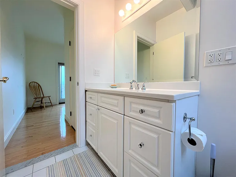 15 Hammersmith Rd #16 — Photo 17