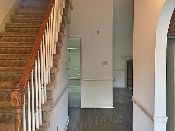 4th image of 447 Eagle Brook Dr