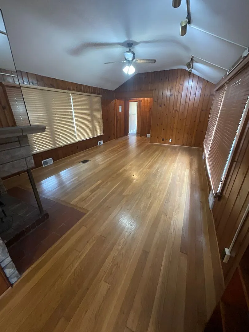 Charming 3 Bed 2 Bath Home! *2027* — Photo 4