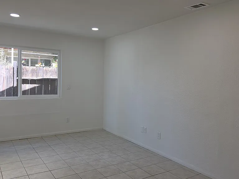 892 Robin Dr — Photo 13