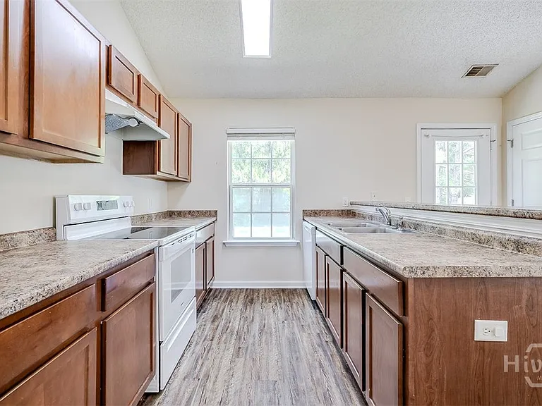 148 Willow Dr — Photo 9