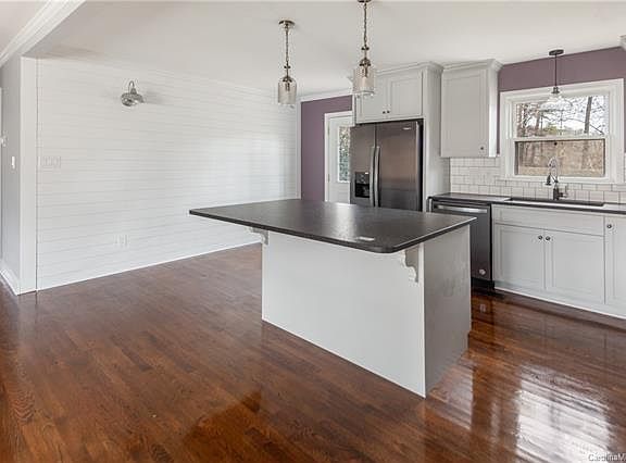 5th image of 220 Johnston Dr