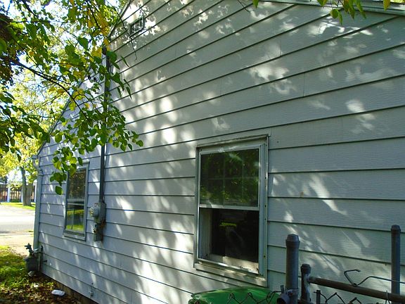 5th image of 950 Iroquois Ave