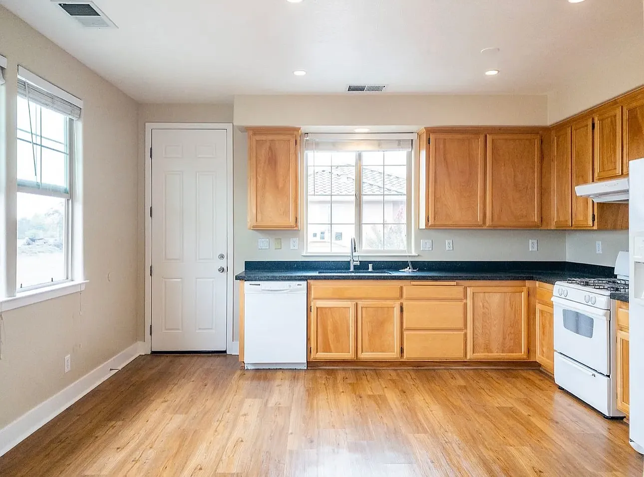 Studio, 500 sqft, $1,599 — Photo 4