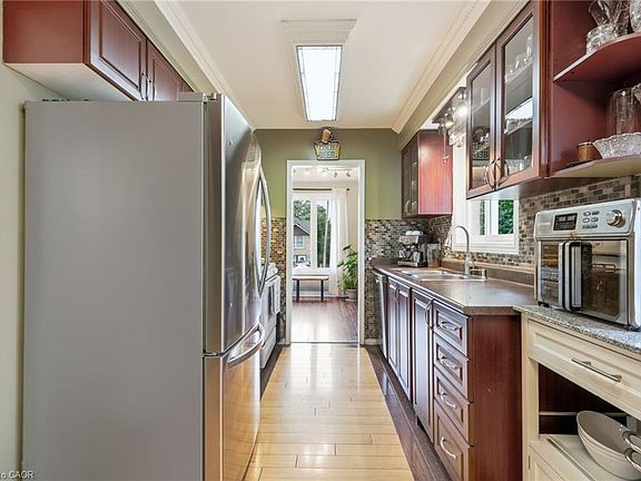 4th image of 49 Markson Cres