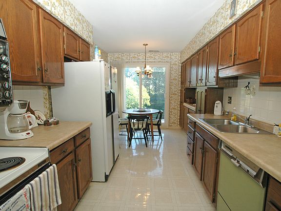 4th image of 140 Franklin Pl E APT 311