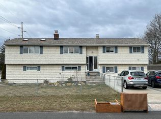 1 Huron Dr, Bay Shore, NY 11706