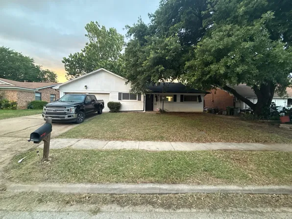 748 Oakwood Ave, Hurst, TX 76053
