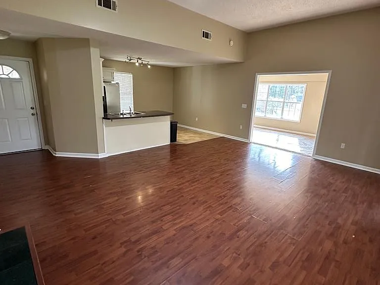 910 Crawford Cir — Photo 5