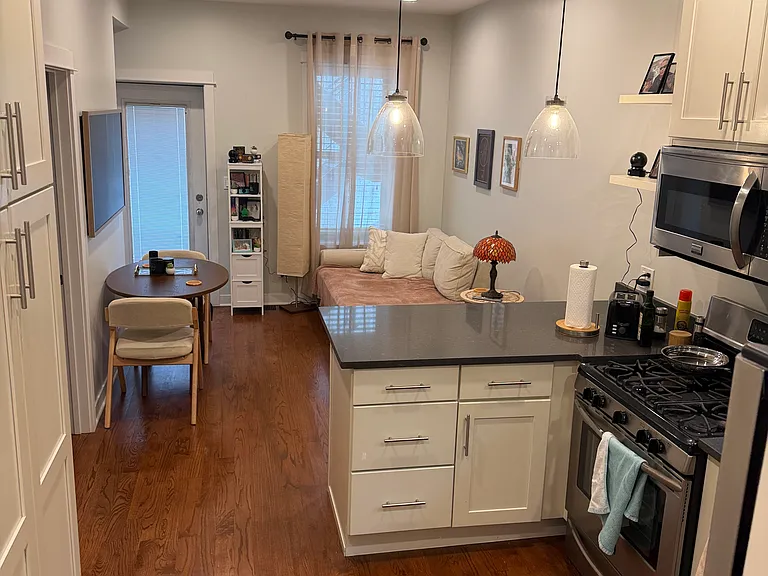 2030 W Churchill St #3R — Photo 4