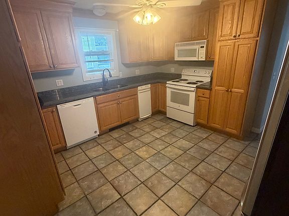 3rd image of 923 W Boylston St #1