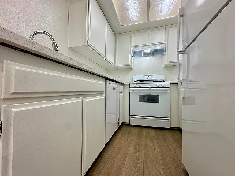 14135 Doty Ave — Photo 4