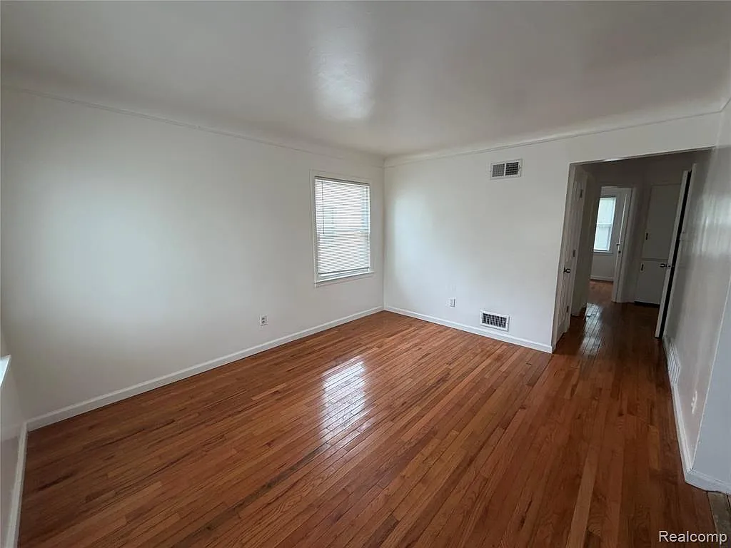 3 bed, 1.0 bath, 960 sqft, $1,300 — Photo 2