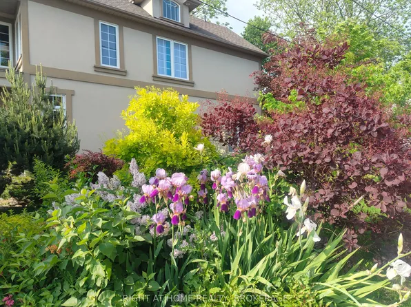 22 Ursula Ave, Saint Catharines, ON L2T 1T1