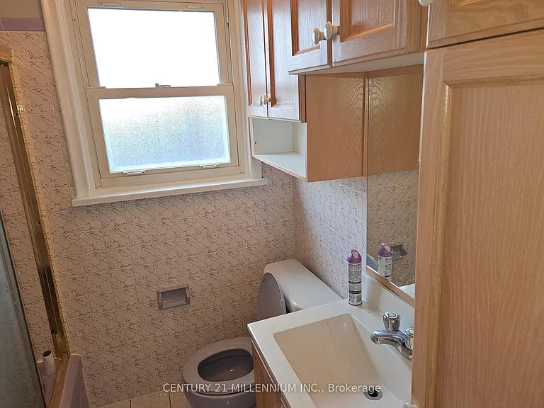 32 Stewart Ave #UPPER — Photo 2