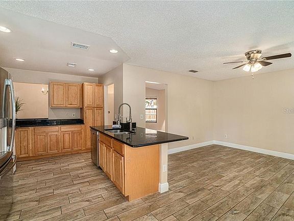 4th image of 161 Lakeside Cir