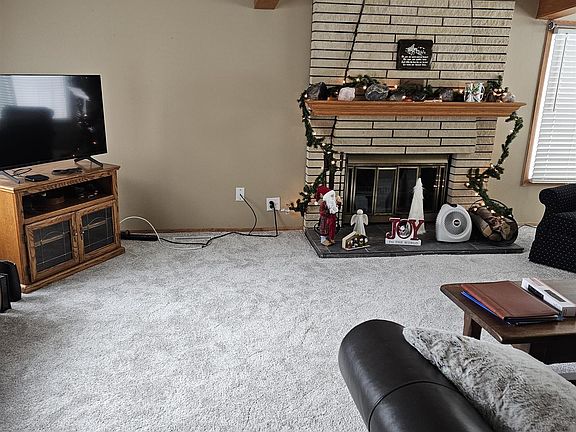 3rd image of 6011 Meadowbrook Ln