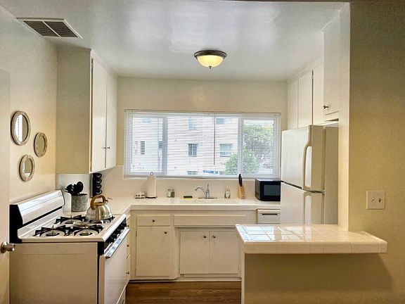 5th image of 7120 Lexington Ave #1
