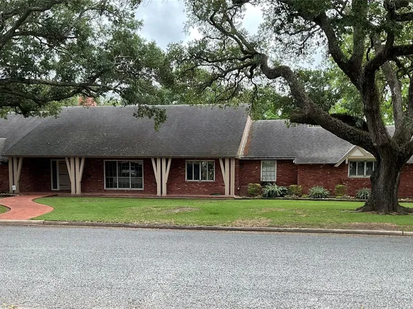 2310 Oak Dr, Bay City, TX 77414