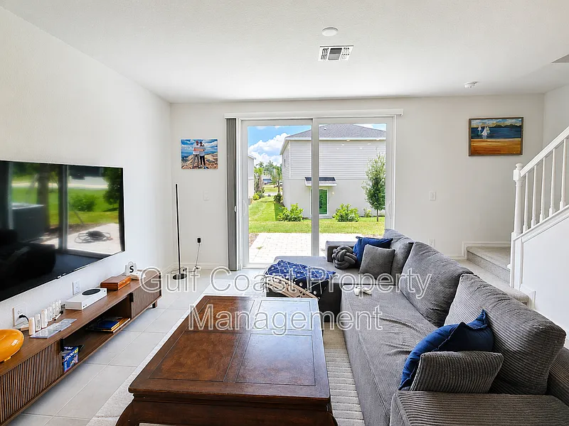 3 bed, 2.5 bath, 1347 sqft, $2,200 — Photo 2