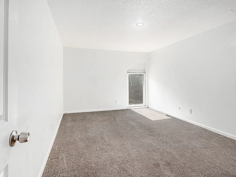 111 N Chestnut Dr — Photo 9