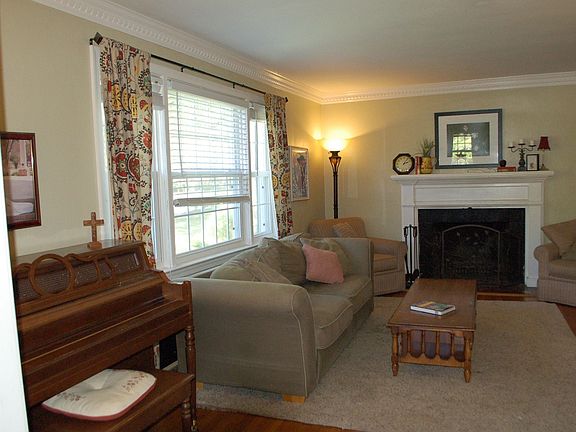 LR w/wood fireplace