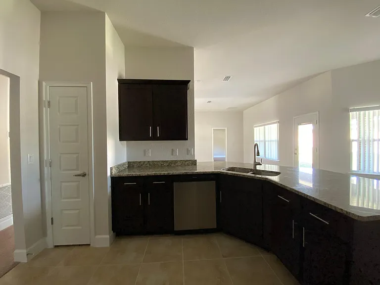 564 NW Oakmont Way — Photo 18