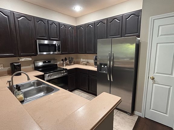 4th image of 831 Pine Pointe Ln #1