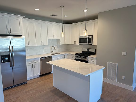 2nd image of 400 Oak St #3C