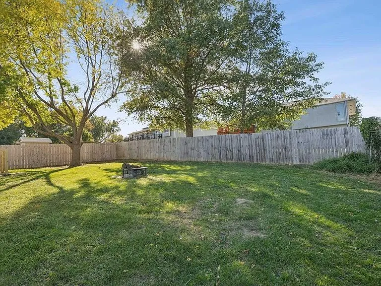 7820 S 70th St — Photo 16