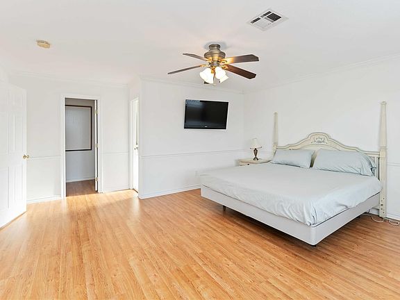 3rd image of 606 Packer Ct