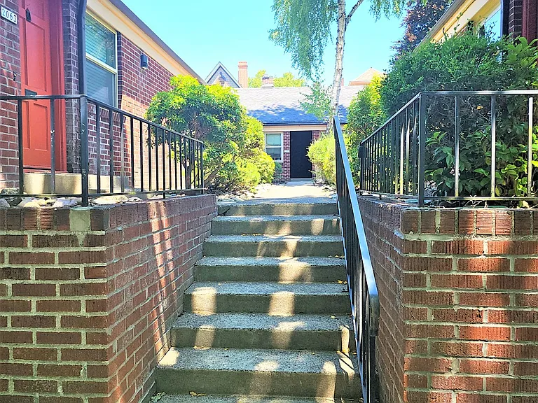 Lovely 1 Bed, 1 Bath at Irving Court Apartments — Photo 5
