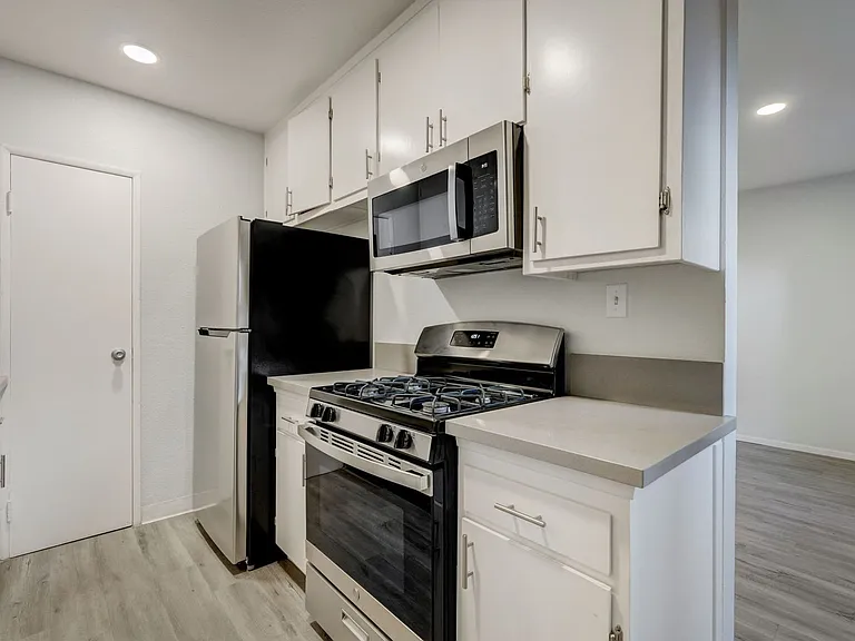 3537 Clarington Ave — Photo 26