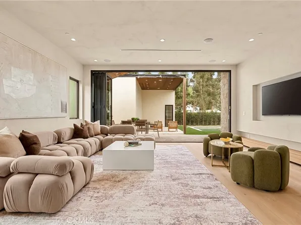 5525 Carpenter Ave, Valley Village, CA 91607