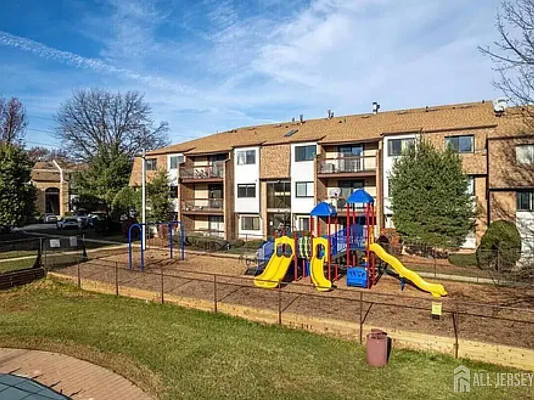 1502 Edison Glen Ter — Photo 12