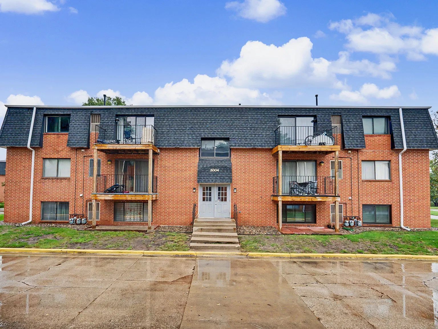 2 bed, 1.5 bath, 915 sqft, $925 — Photo 1