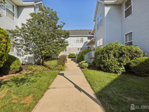 220 Bexley Ln, Piscataway, NJ 08854