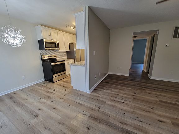 3rd image of 124 Topfield Rd #1