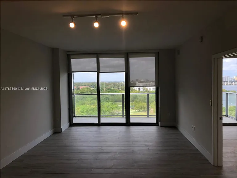 16385 Biscayne Blvd #1205 — Photo 7