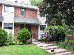 9 Danforth Ln, West Hartford, CT 06110