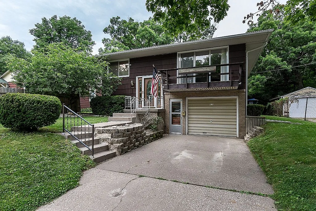 815 54 St B photo 1