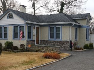 345 S Greene Ave, Lindenhurst, NY 11757