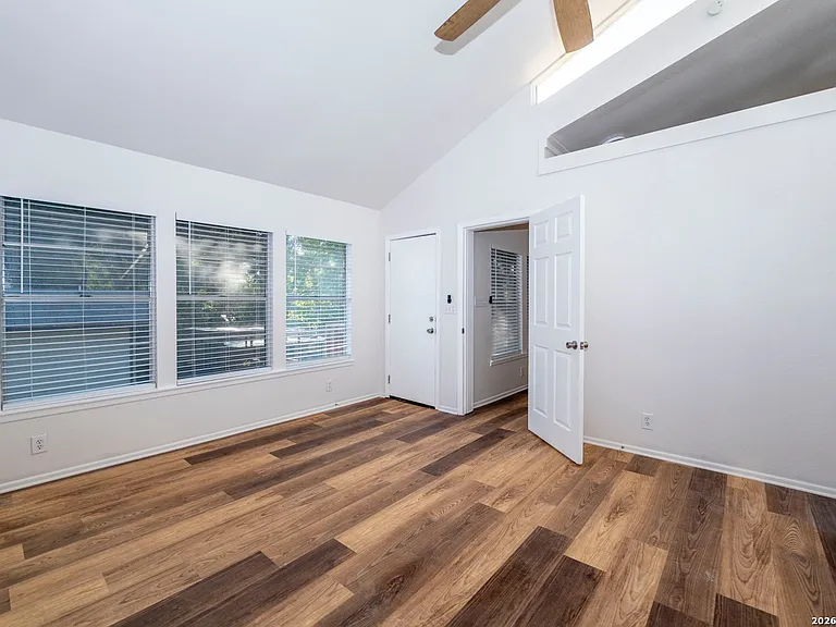 538 W Elsmere Pl — Photo 8