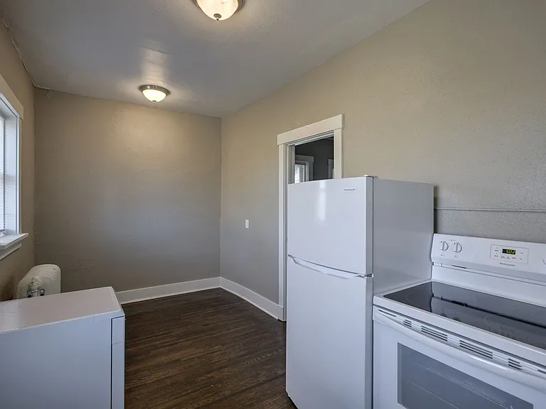 606 S 32nd Ave — Photo 8