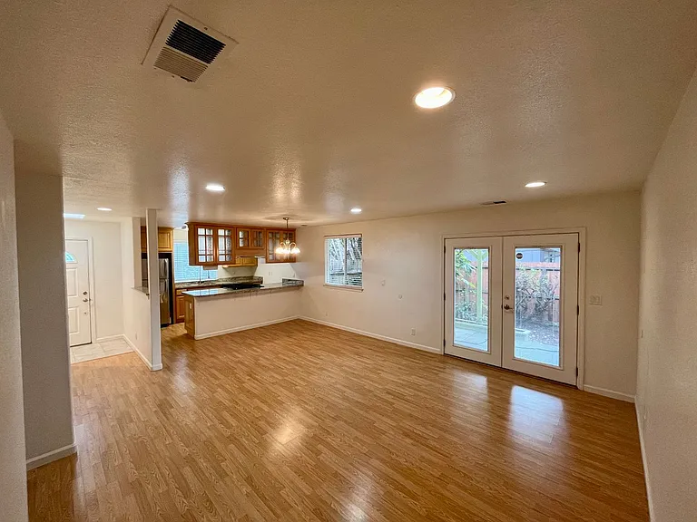 3062 Girard Ct — Photo 5