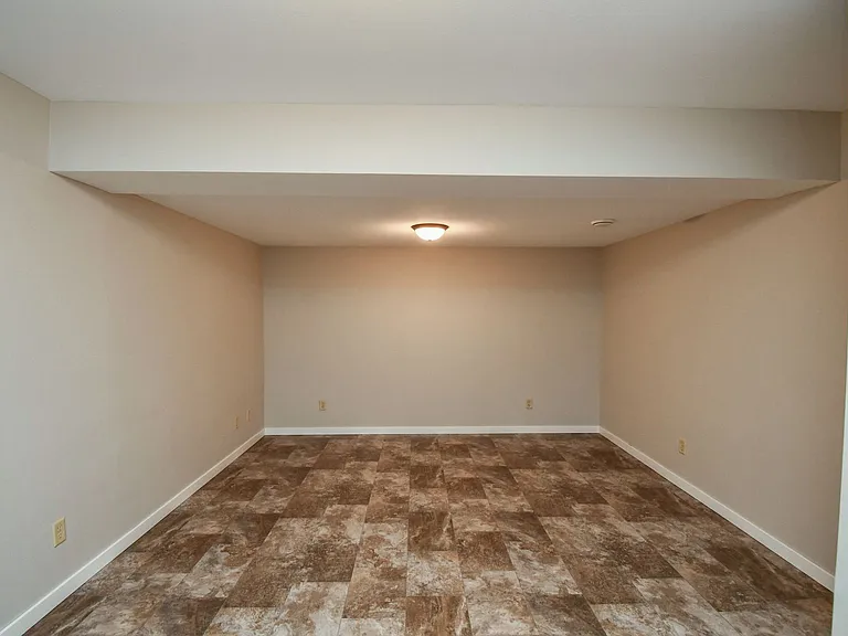 1115 N Duluth Ave — Photo 29