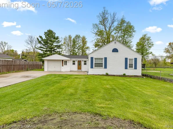 24628 Woodland Dr, Brownstown, MI 48134