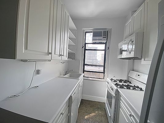 4th image of 110 W 96th St APT 15B
