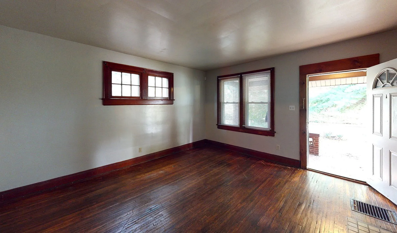 3 bed, 1.0 bath, $1,495 — Photo 3