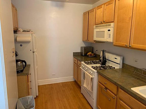Clean kitchen with great appliances!